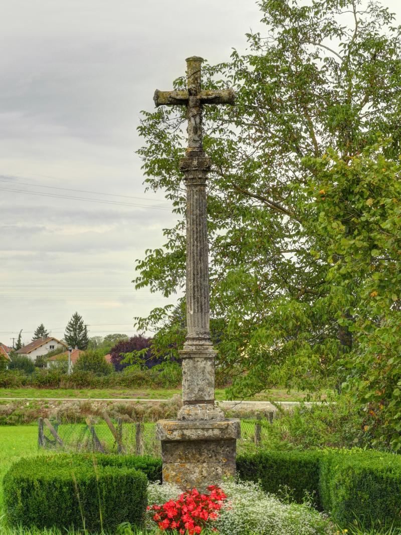 Croix datée de 1732, à 500 mètres au Nord-Est du village