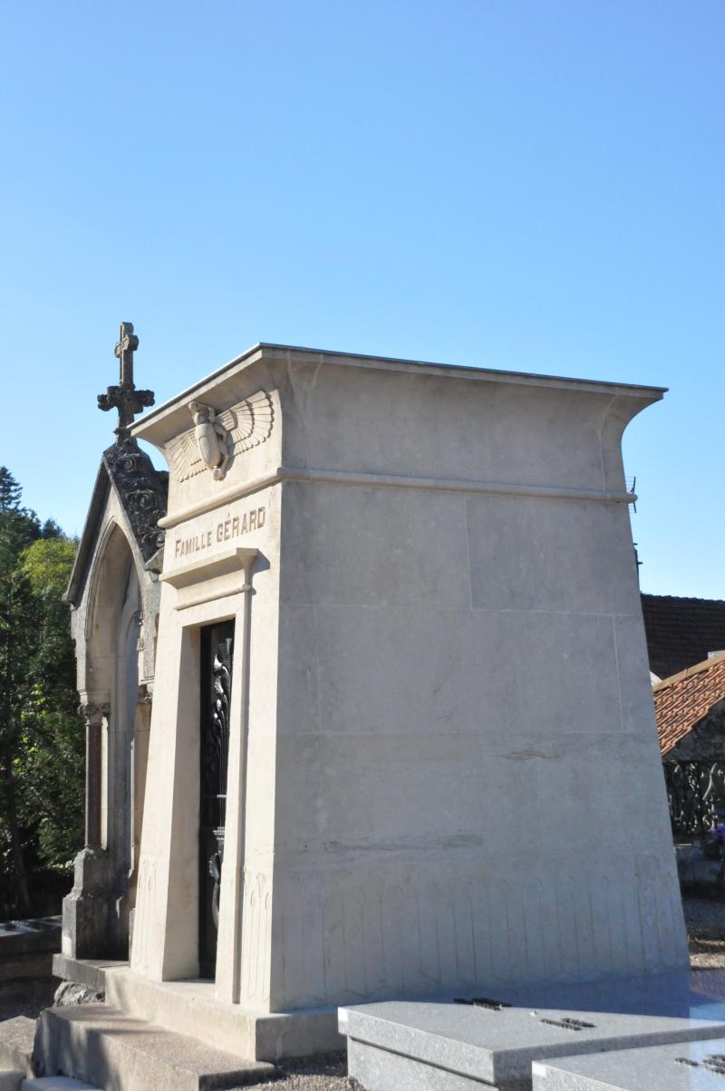 Tombe de la famille Gérard, située dans le cimetière, Jussey