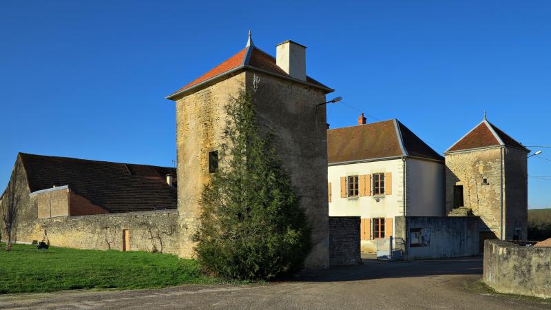 Ancienne maison forte, actuelle mairie, Cult