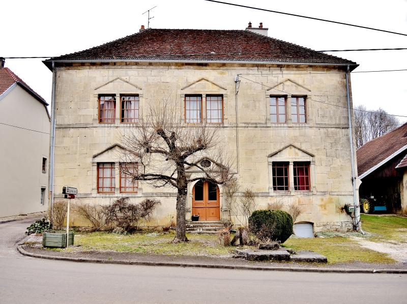 Maison de justice, Traves