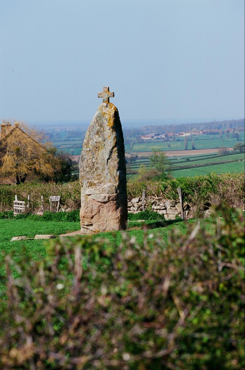 Menhir dit Pierre-Levée du champ de la Fa, La Chapelle-sous-Brancion