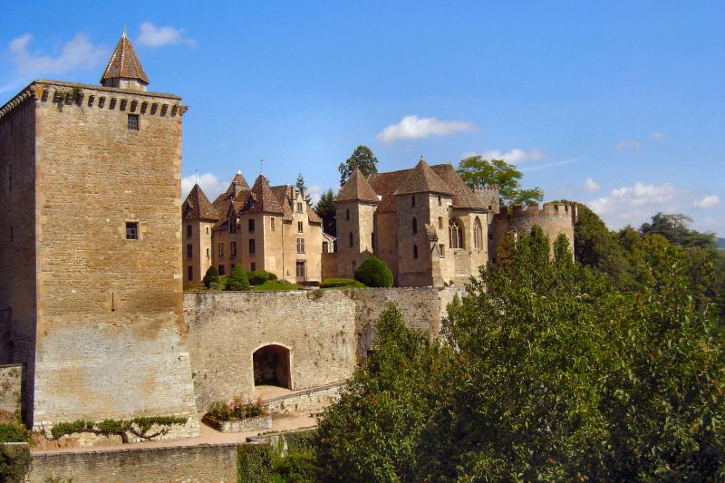Château de Marguerite de Bourgogne, Couches