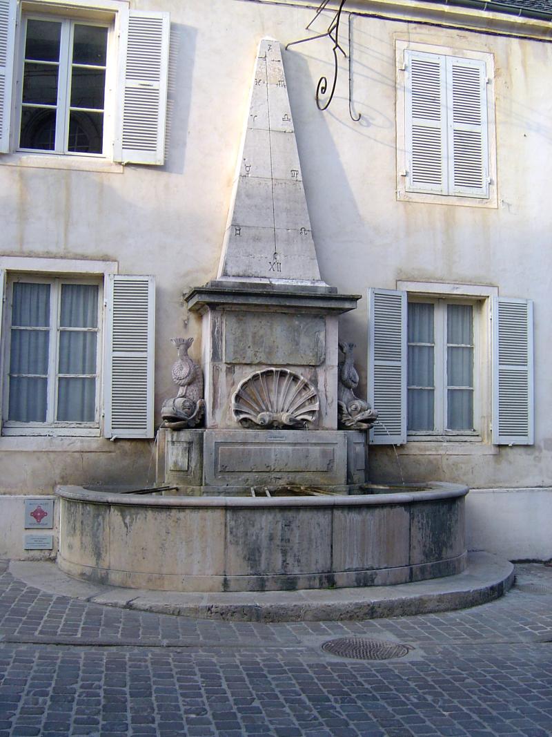 Fontaine aux Dauphins, Givry