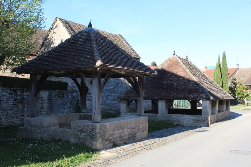 Fontaine et lavoir, Sennecey-le-Grand