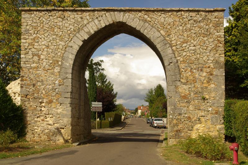Enceinte médiévale, Bourg-le-Roi