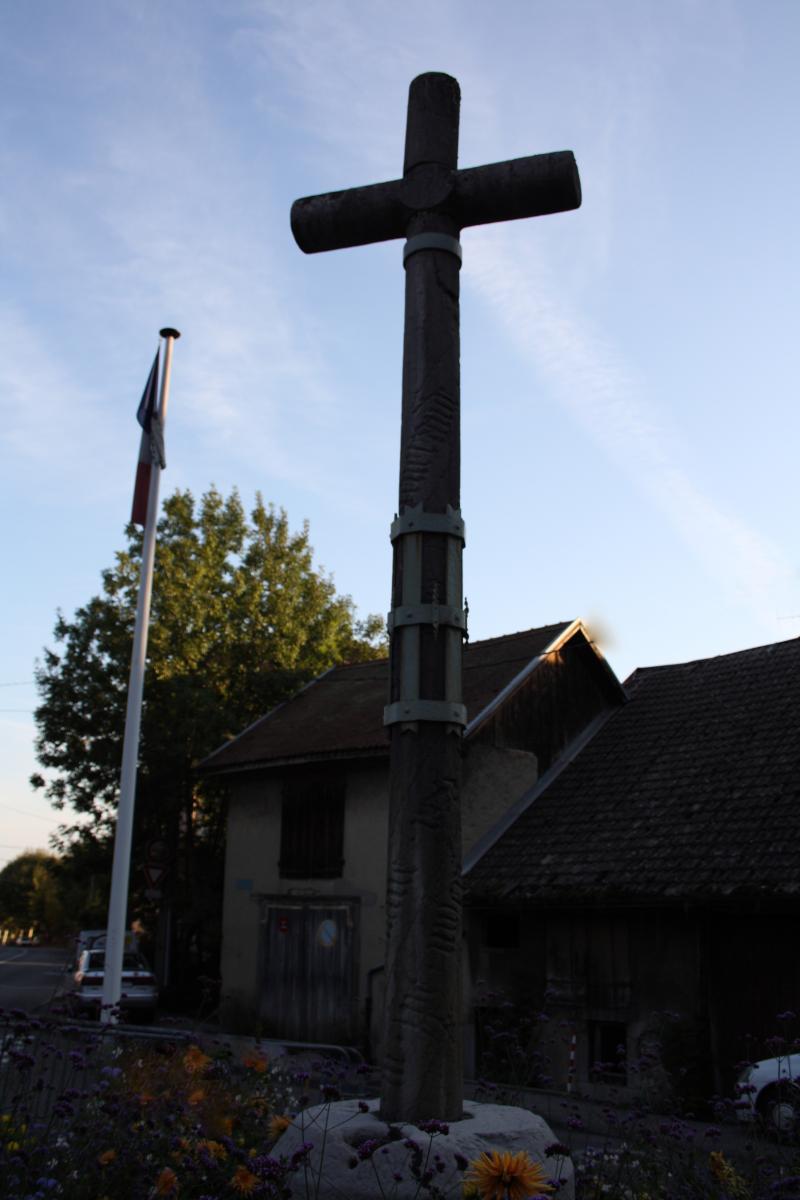 Croix de chemin en pierre provenant de l'ancien cimetiere de Farlon, La Roche-sur-Foron