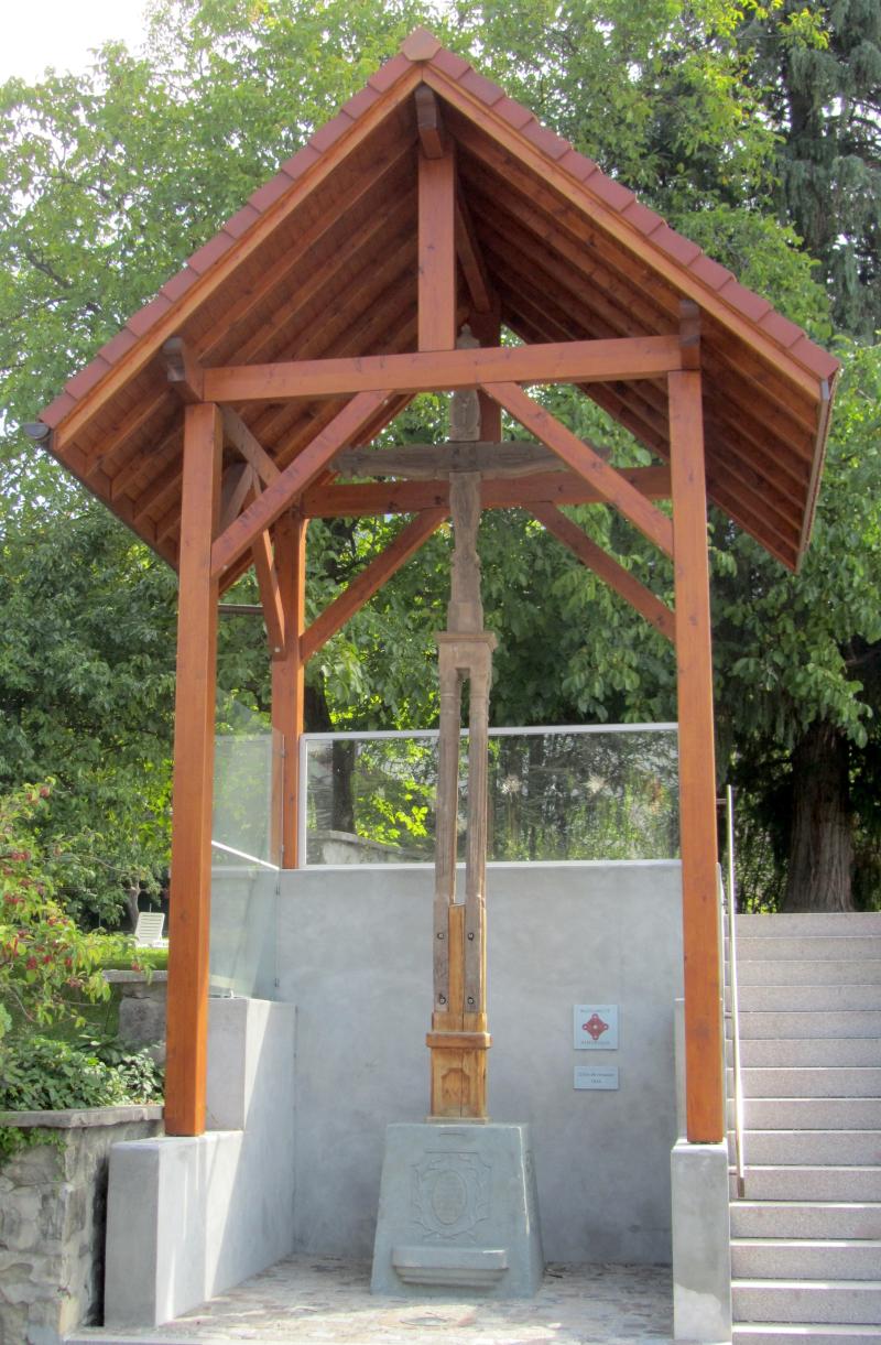 Croix de chemin en bois sculpté, Saint-Cergues