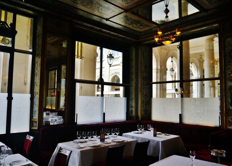 Immeuble en bordure du Palais-Royal, restaurant Le Grand Véfour, Paris 1er