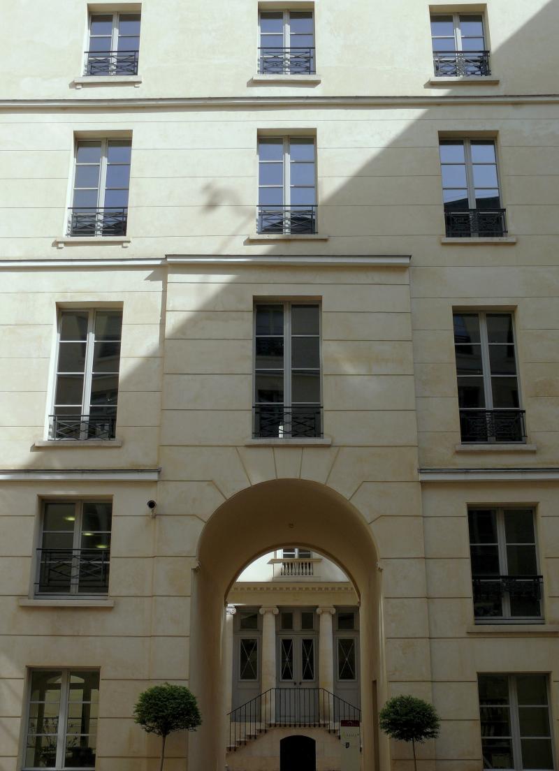 Immeubles, actuellement banque, Paris 9e