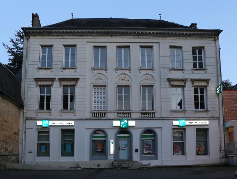 Tissage de mouchoirs en coton et hôtel Auguste Fauquet, actuellement banque., Bolbec