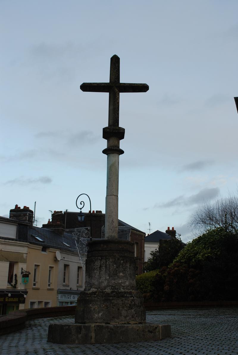 Croix de village en pierre dans le jardin de l'église, Saint-Romain-de-Colbosc
