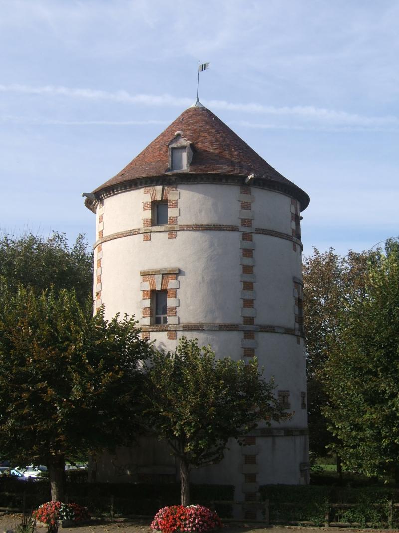 Tour-pigeonnier, Bussy-Saint-Georges