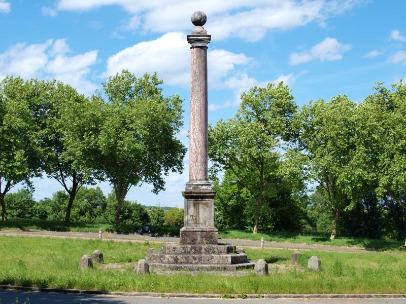 Colonne érigée en souvenir de la première rencontre de Louis XV et Marie Leczinska le 4 septembre 1725