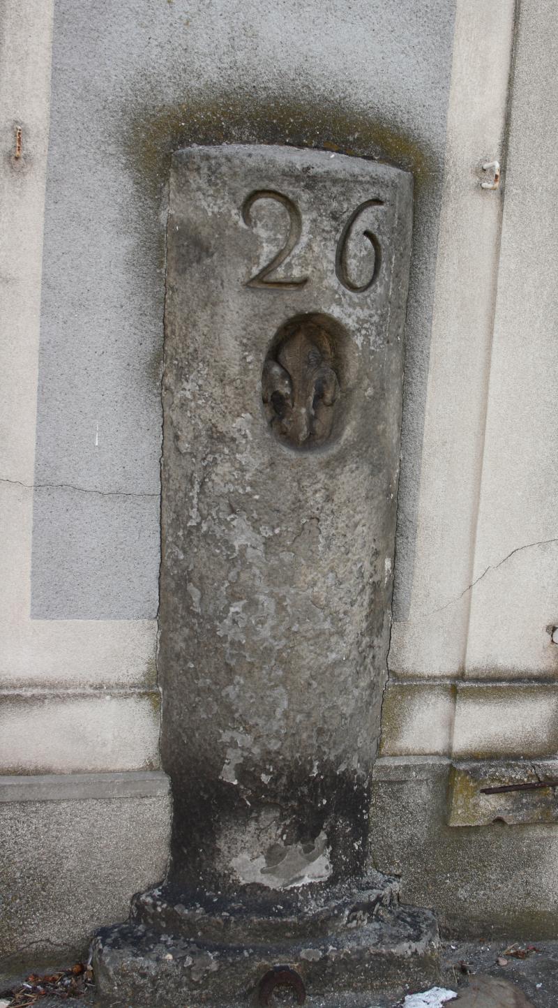 Bornes à fleur de lys n°s 25 et 26, Mormant