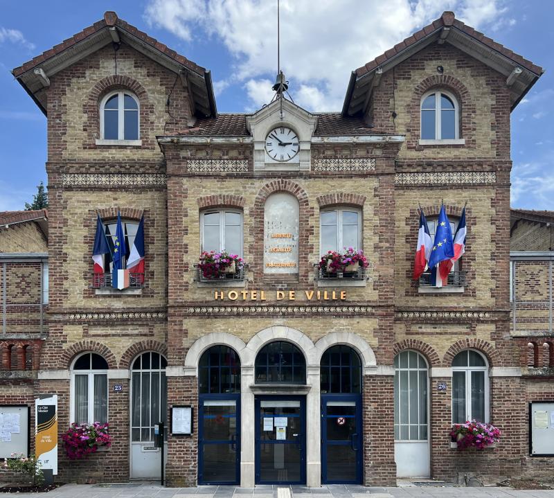 Mairie, anciennes écoles, Noisiel