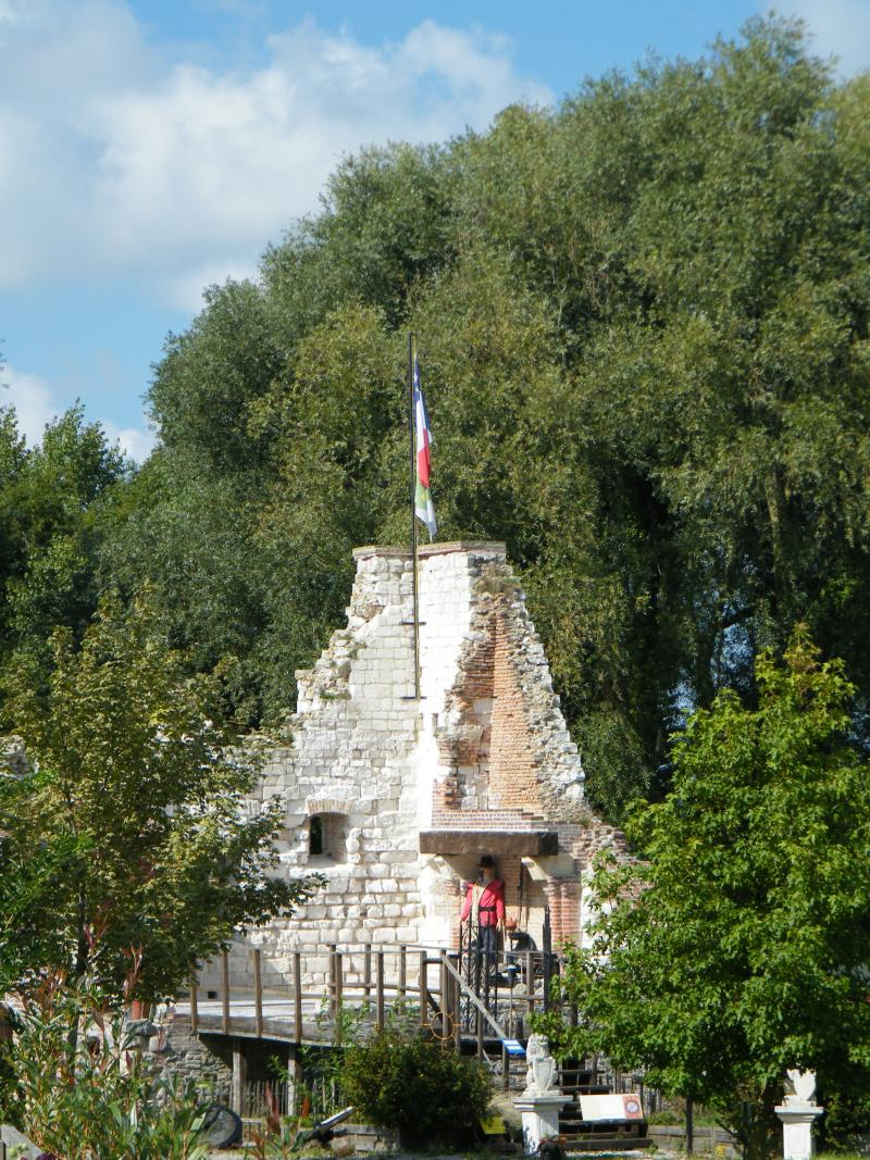 Ruines du château de Pourtricourt, Lanchères