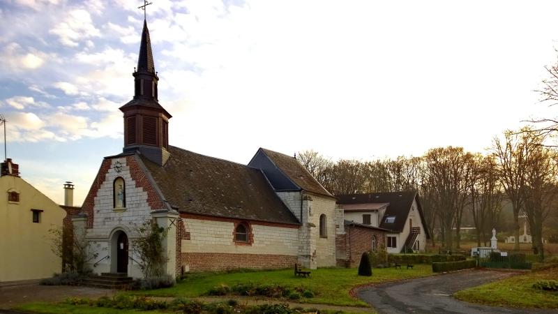 La chapelle Notre-Dame-des-Vertus, avec le parc mémoriel de Notre-Dame-des-Vertus, du calvaire du Souvenir 1914-1918 et de la statue de la Vierge-aux-Sept-Douleurs, Nampty