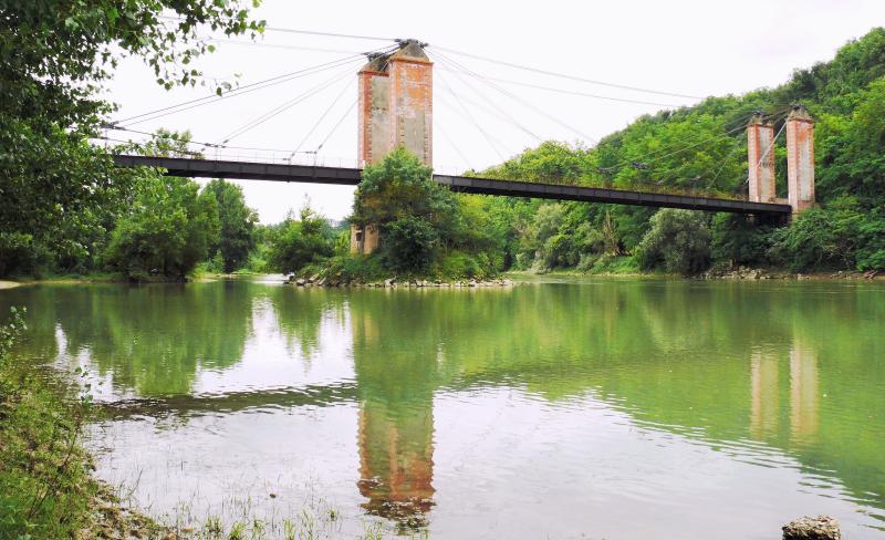 Ancien pont suspendu, Bourret