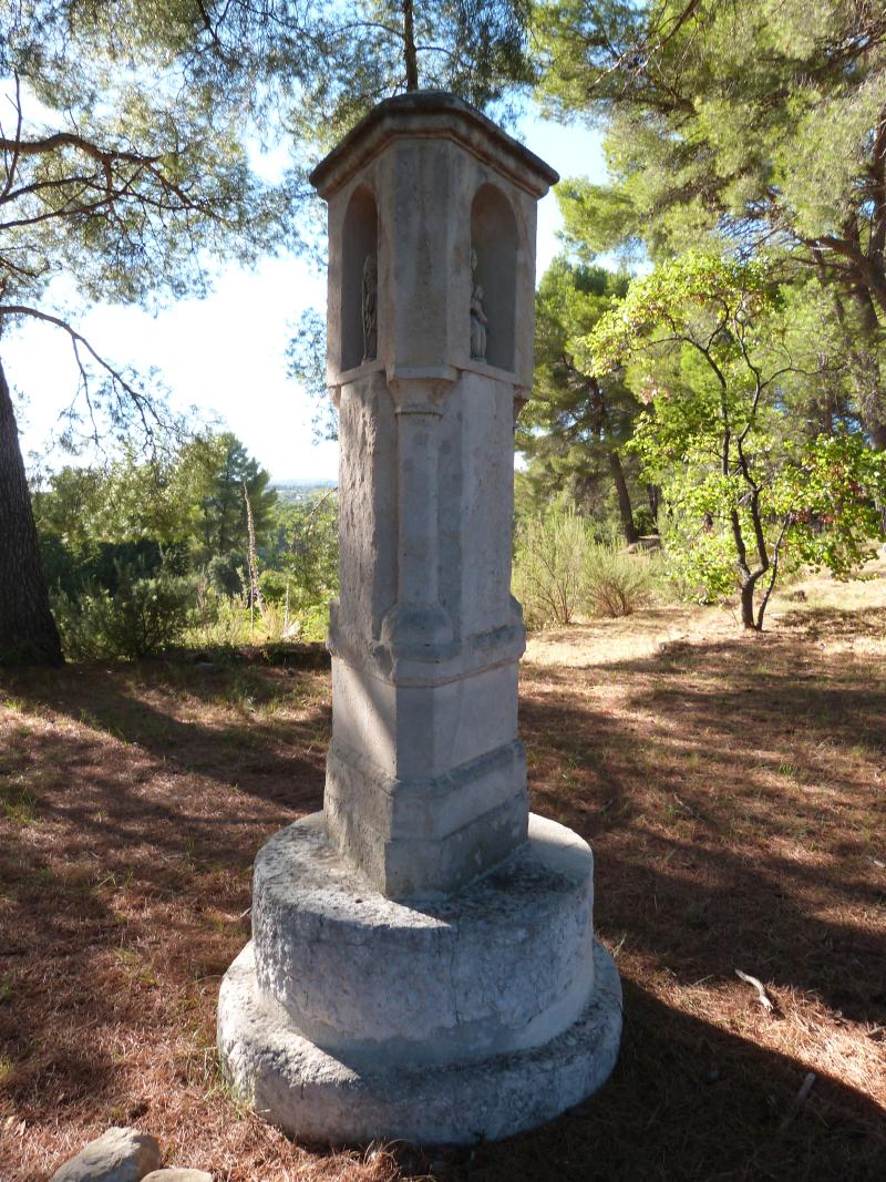 Oratoire triangulaire, dans le domaine de la Tour-du-Bon au Brulat, Le Castellet