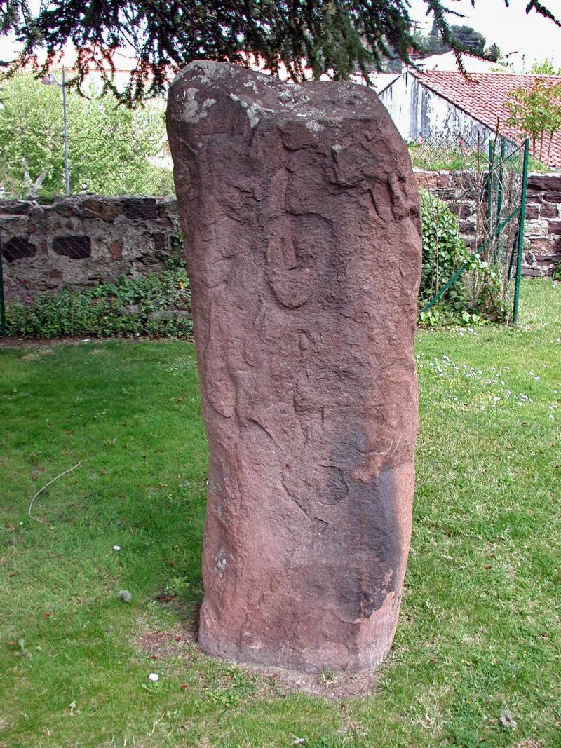 Menhir debout et menhir couché, Saint-Raphaël