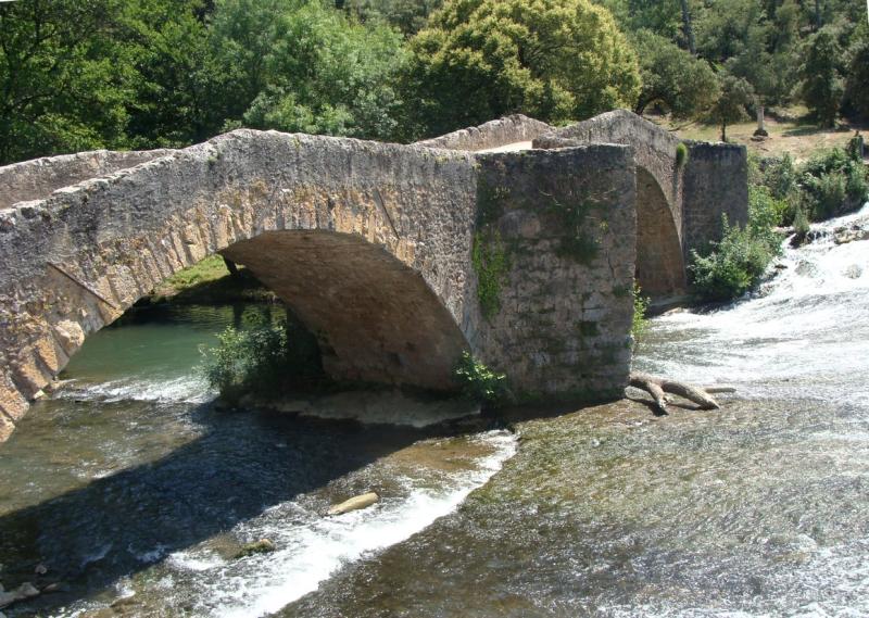 Vieux-Pont, Vins-sur-Caramy