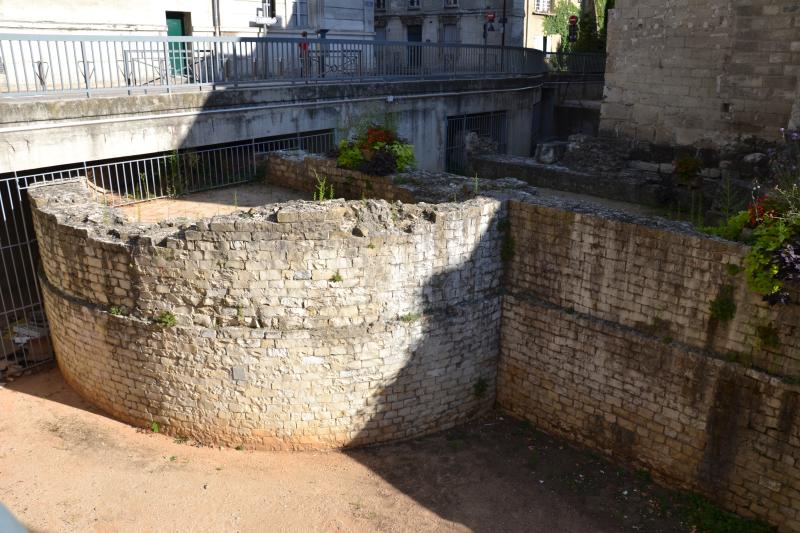 Substructions antiques et murs de soutènement à contre forts semi-circulaires, Avignon