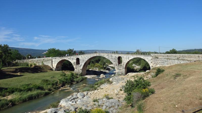 Pont Julien, Bonnieux