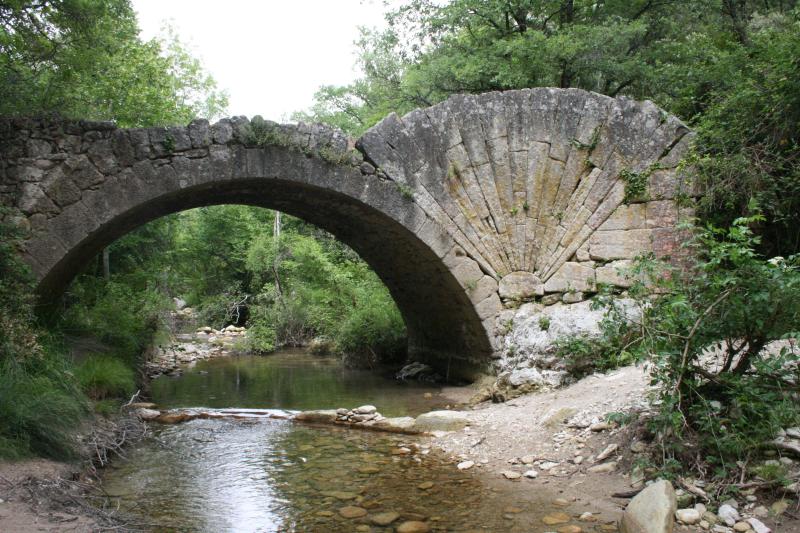Pont à coquille franchissant l'Aigue-Brun, Bonnieux