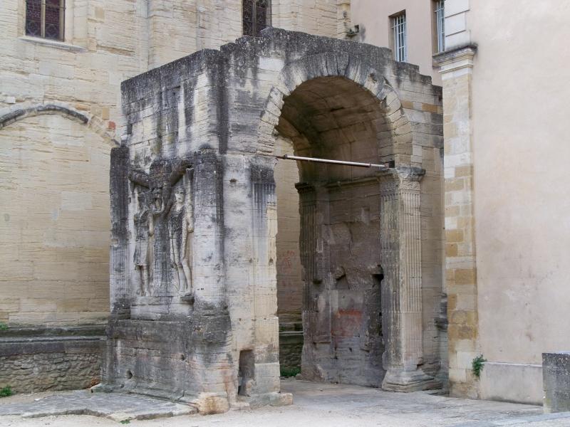 Arc romain dans l'enceinte du Palais de Justice, Carpentras