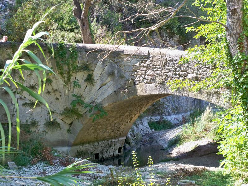 Pont à coquille franchissant l'Aigue-Brun, Lourmarin