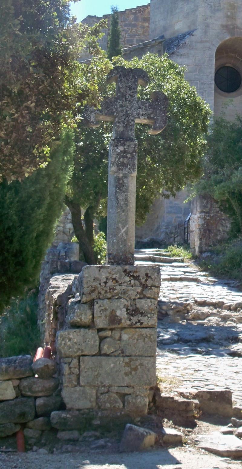 Croix romane située devant l'église, Oppède