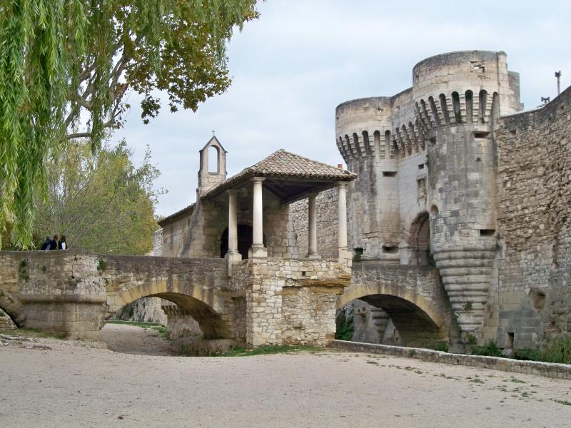 Porte Notre-Dame, pont qui la précède ainsi que la chapelle et l'auvent couvert, Pernes-les-Fontaines