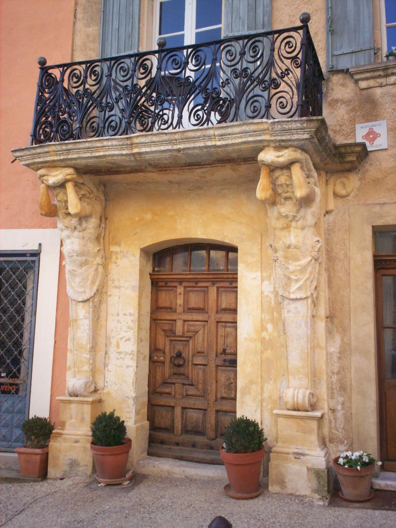Maison à cariatides, Saint-Saturnin-lès-Apt