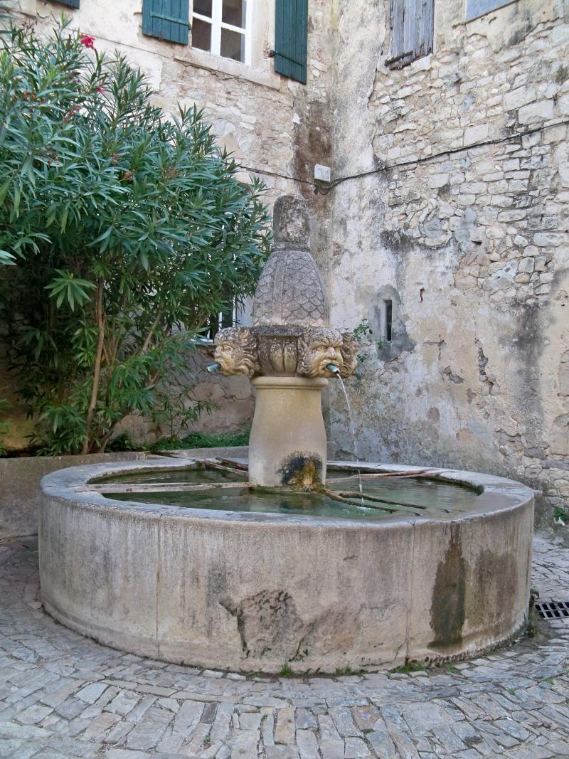 Fontaine des Mascarons, Séguret