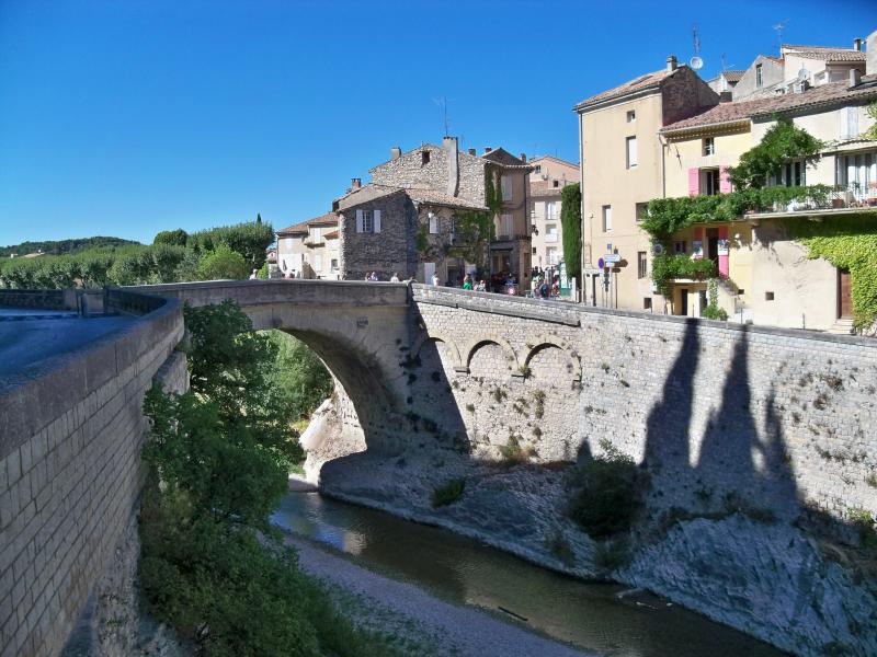 Mur romain bordant la rivière de l'Ouvèze en amont de la passerelle (restes), Vaison-la-Romaine