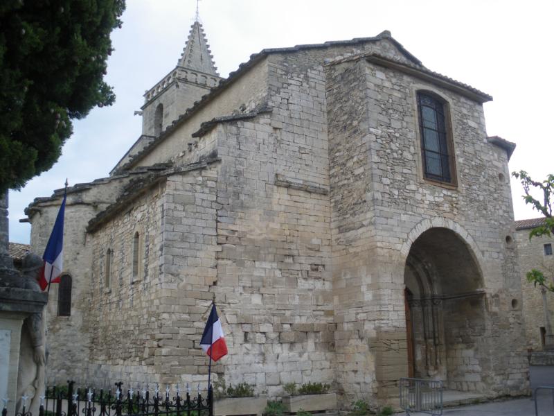 Eglise et le bâtiment (couloir voûté en plein cintre) qui la relie au baptistère, Venasque