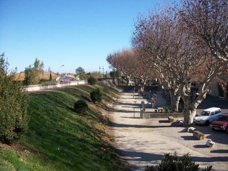 Digue d'enceinte de la ville, Caderousse
