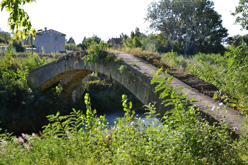 Pont aqueduc de la Canaù, ouvrage d'art du canal Saint-Julien sur la rivière le Coulon, situé au quartier Entre-Deux-Vallats, Cavaillon