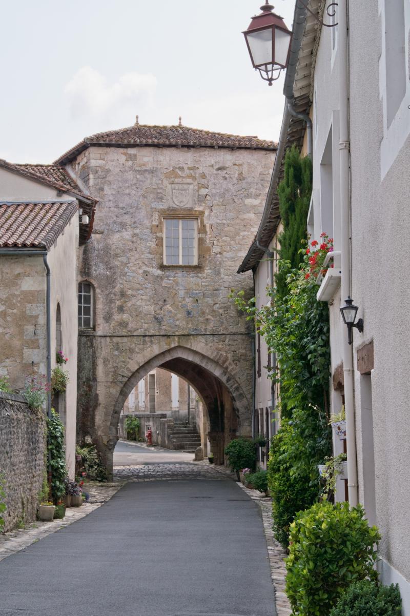 Porte de l'Aumônerie, Charroux