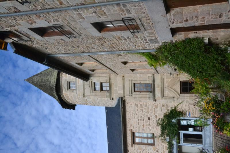 Tour du 16e siècle, sise dans le quartier du Puy d'Ayen, Eymoutiers