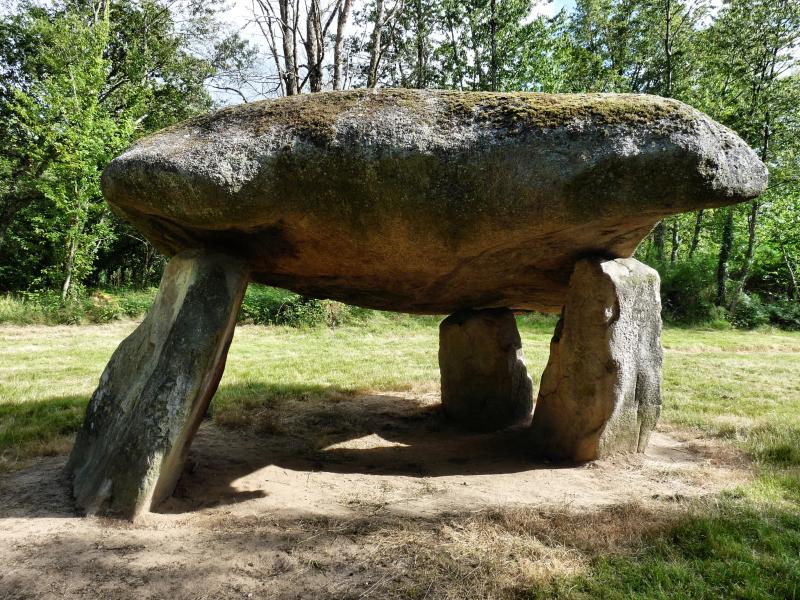Dolmen et menhir dits de Chez Moutaud, Saint-Auvent