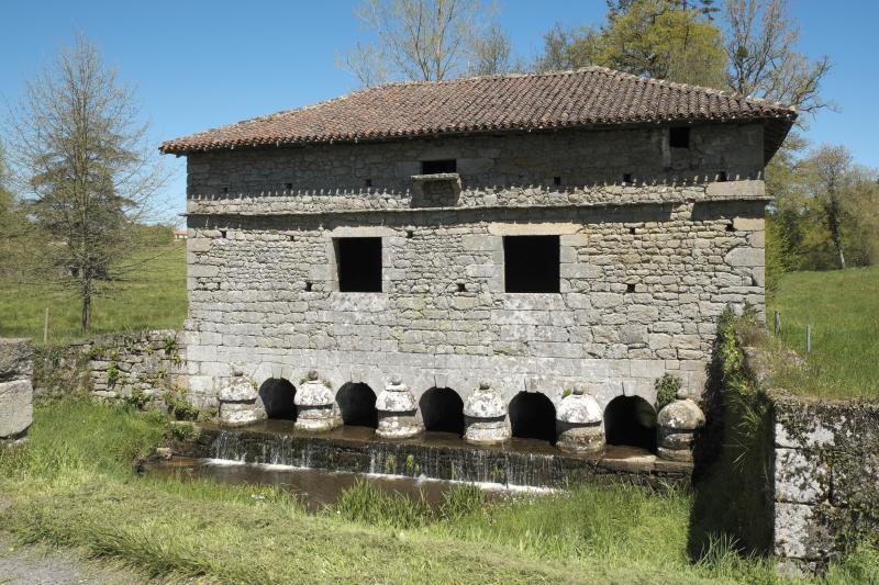 Pont surmonté d'un colombier, Veyrac