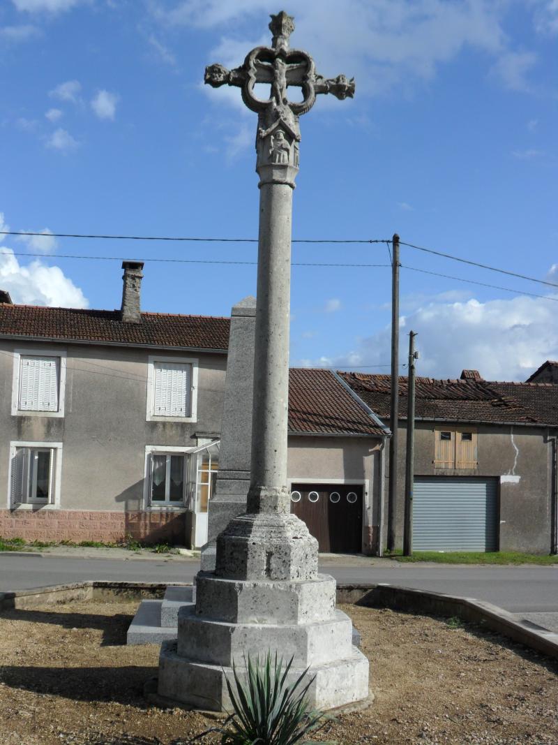 Croix de chemin dans le village à 200 m de l'église, Sandaucourt