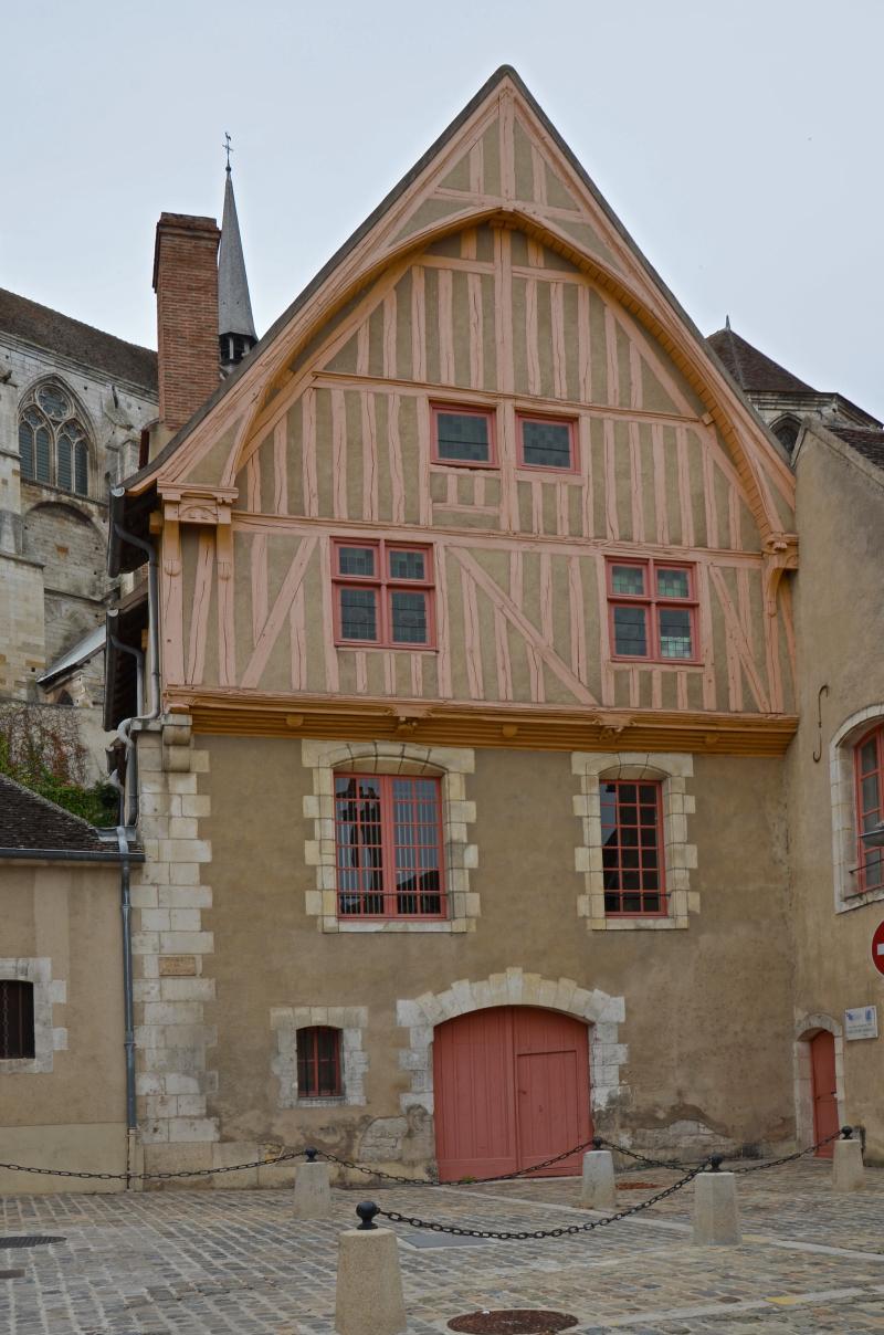 Maison en pans de bois du 16e siècle dépendant de l'Hôtel-Dieu, dite maison du coche d'eau, Auxerre