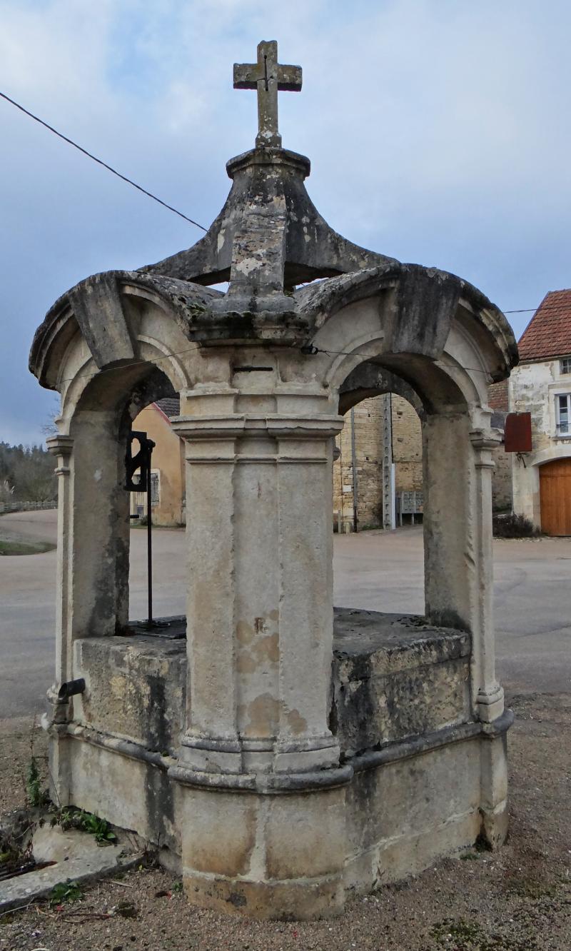 Puits public et la croix en pierre, Bierry-les-Belles-Fontaines