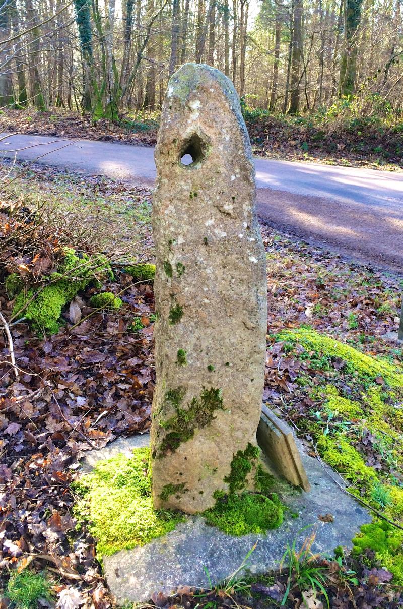 Menhir dit La Haute-Borne ou La Borne-Percée, Noé