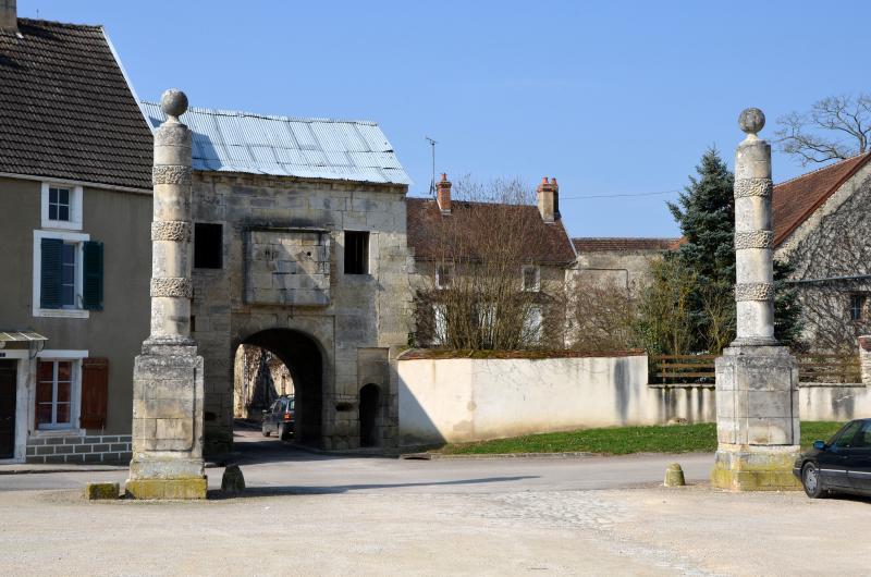 Deux colonnes monumentales annelées, Nuits