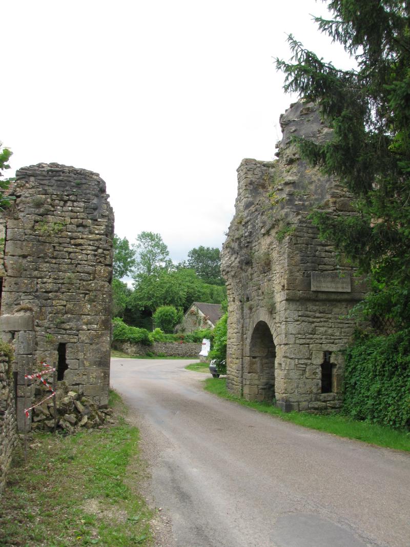 Château (ancien), Pierre-Perthuis