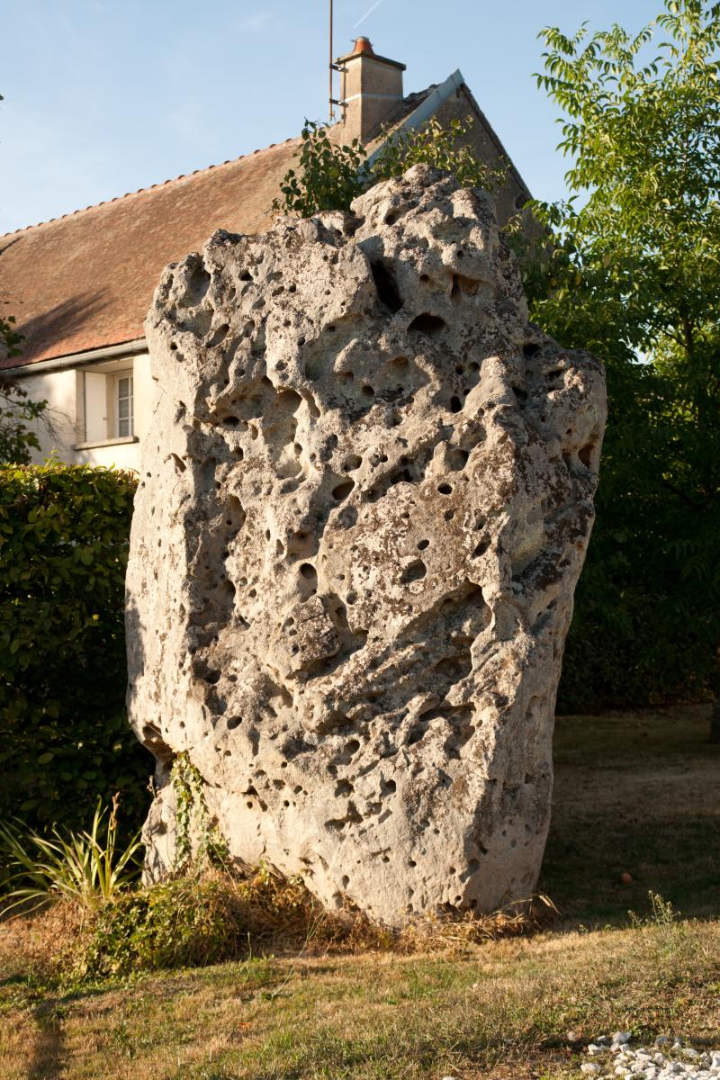 Menhir dit La Pierre-Enlevée ou La Pierre-Aux-Sorcières, Vaumort