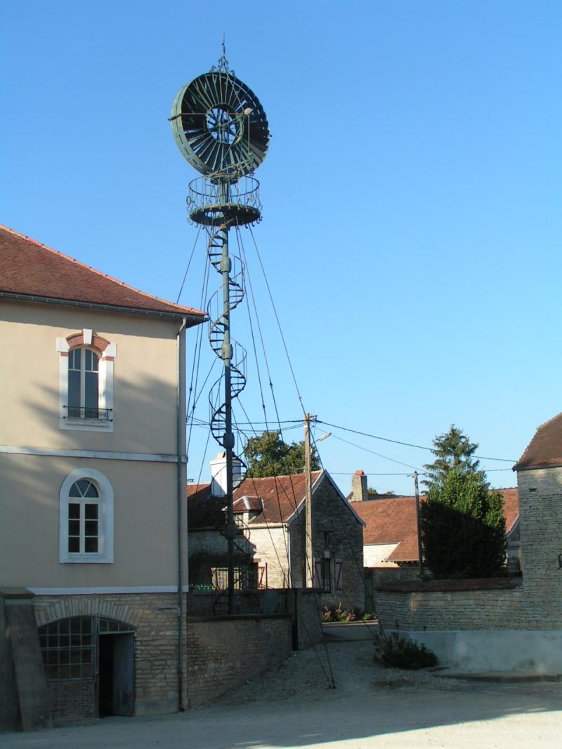 Mairie-lavoir et éolienne, Arthonnay